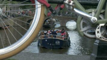 Visualizza a partire dal il ponte di in movimento su il canale barca con le persone, amsterdam, Olanda video