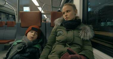 mãe e criança tendo uma passeio dentro suburbano trem video