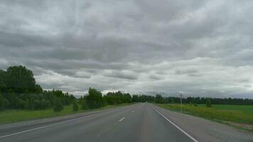 conduite une voiture sur une route. pov conduite une voiture sur asphalte route avec Couleur des arbres dans été video