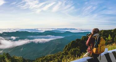 la joven viaja para tomar fotografías de la niebla del mar en la montaña. viajar relajarse. campo toque natural. en chiangmai inthailand foto