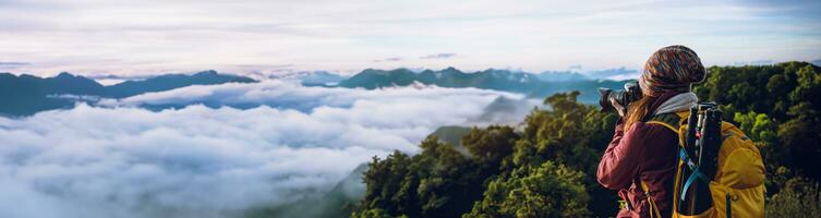 la joven viaja para tomar fotografías de la niebla del mar en la montaña. viajar relajarse. campo toque natural. en chiangmai inthailand foto