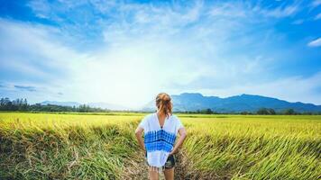 viaje de mujer asiática relajarse en las vacaciones. soporte natural tacto montaña campo verano. En Tailandia foto