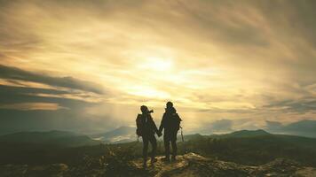 amante mujer y hombres asiáticos viaje relajarse en el día festivo. fotografía montaña paisajes atmósfera en el Mañana. en el invierno. en Tailandia foto