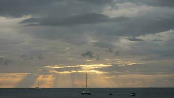 nublado paisaje, puesta de sol terminado el mar. turismo y recreación concepto. lapso de tiempo video