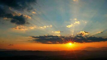 rot Sonnenuntergang Himmel Natur Hintergrund, schnell Zeitraffer Bewegung Video von Orange Wolken Landschaft Umzug, laufen, Fliege, rollen, bestehen hoch im Himmel Luft, dramatisch schön bunt Abend Blut Dämmerung Licht, Dämmerung.