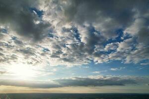 más hermosa alto ángulo ver de dramático cielo y nubes terminado británico campo paisaje durante puesta de sol foto