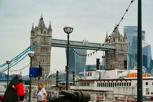 bajo ángulo ver de central Londres ciudad a río Támesis y torre Londres puente durante un nublado día de junio 18, 2023. Londres, Inglaterra, unido Reino, genial Bretaña recorrido. foto