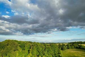 más hermosa alto ángulo ver de dramático cielo y nubes terminado británico campo paisaje durante puesta de sol foto