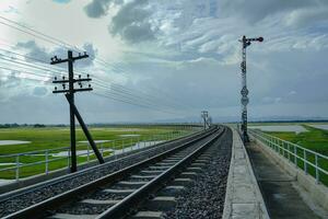 ferrocarril línea en el campo foto