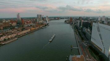 antenne stad visie van Rotterdam met rivier- video