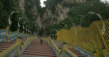dentro batu cavernas visto grandes escadas e montanha com vegetação video