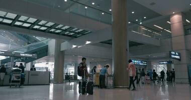 espaço de tempo do passageiro tráfego dentro aeroporto do Seul, sul Coréia video