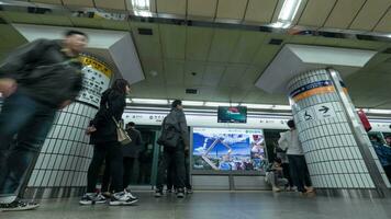 timelapse van mensen Bij metro in seoel, zuiden Korea video