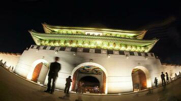 Zeitraffer von Menschen Besuch gwanghwamun Tor im Seoul beim Nacht video