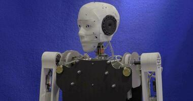 Roboter suchen um und winken Hand video