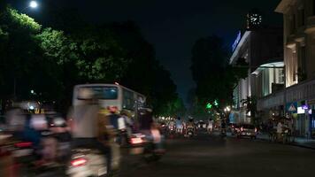Zeitraffer von Nacht Stadt, gesehen beschäftigt Straße mit Vorbeigehen Autos, Motorräder und Radfahrer video
