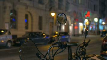 dentro viena, Áustria dentro a tarde rua visto espelho do motocicleta video