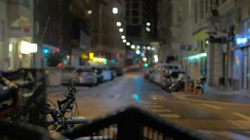 i Wien, österrike i de kväll gata sett cykel parkering video