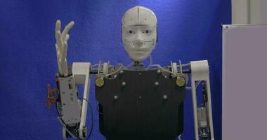 robô cumprimento com acenando mão video
