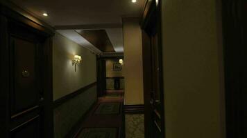 visto grandes hotel corredor com brilhando luzes e portas a partir de a quartos video