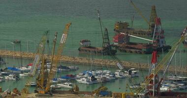 aéreo ver de muelle cuando contenido barcaza con arena por grua hong kong, China video