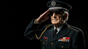 un decorado veterano en uniforme saludando aislado en un escala de grises degradado antecedentes foto