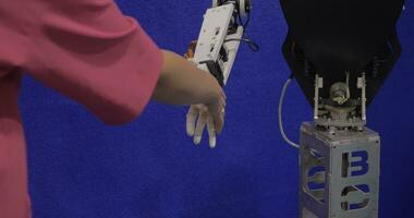 i Moskva, ryssland på utställning robotix expo robot med ärm skakningar händer med flicka video