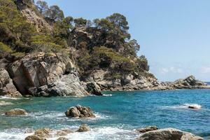 rocoso línea costera con lozano verdor de costa valiente, España foto