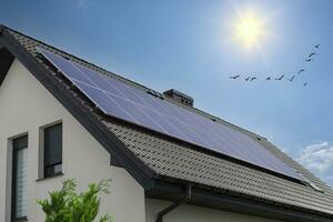 Respetuoso del medio ambiente casa con solar paneles y Dom calefacción sistema foto
