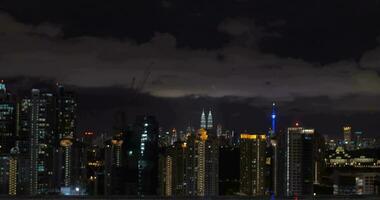 Aussicht von Frau Schwimmen im das Schwimmbad auf das Wolkenkratzer Dach und dann Aufpassen auf Nacht Stadt Landschaft kuala lumpur, Malaysia video