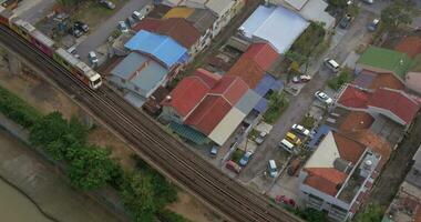vogel oog visie van arm wijk en rijden trein Aan spoorwegen Kuala lomp, Maleisië video