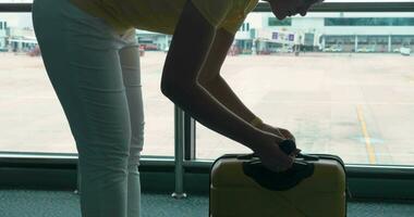 mulher pesa dela bagagem de compactar pesador dentro aeroporto video