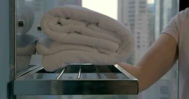 governanta colocação banho toalhas dentro hotel banheiro video