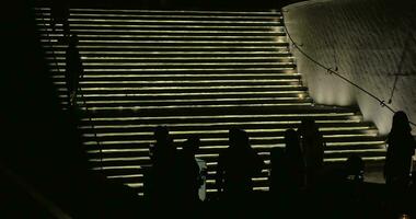 bebendo silhuetas do pessoas contra iluminação escada Bangkok, Tailândia video