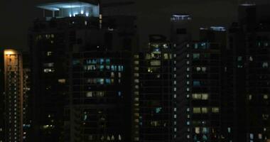 Aussicht von Frau nehmen Anmerkungen im Tablette im das Schwimmen Schwimmbad auf das Wolkenkratzer Dach und Nacht Stadt Landschaft kuala lumpur, Malaysia video
