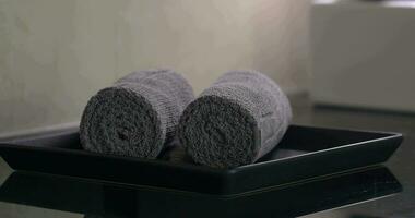 governanta colocação limpar \ limpo toalhas dentro hotel quarto video