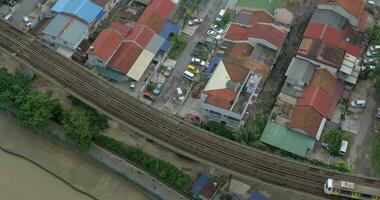 train en mouvement sur au-dessus du sol chemin de fer dans Kuala lumpur, Malaisie video