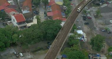 uccello occhio Visualizza di povero quartiere e equitazione treno su linee ferroviarie bangkok, Tailandia video