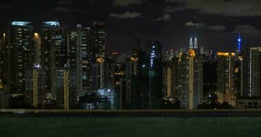 van zwembad Aan dak van een hotel in Kuala lomp, Maleisië gezien nacht stad video