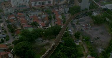 estrada de ferro transporte e paisagem urbana do Kuala Lumpur, Malásia video