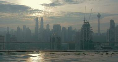 telhado piscina e paisagem urbana do Kuala Lumpur, Malásia video