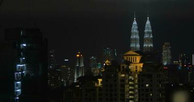 kuala lumpur Nacht Aussicht und Frau mit Pad im Schwimmbad video