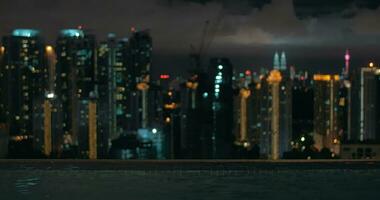 noite Visão do onda em água em primeiro plano e cidade panorama Kuala Lumpur, Malásia video