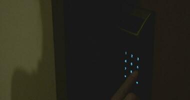 femme en utilisant électronique code fermer à clé à ouvert Hôtel pièce video