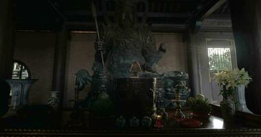 autel avec statue de guerrier dans bai dinh temple, vietnam video