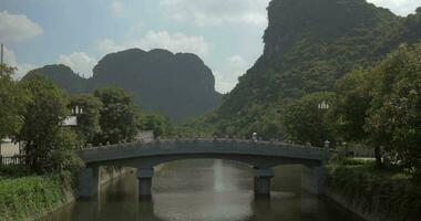 pont plus de le rivière dans trang un, vietnam video