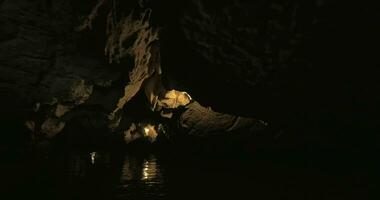 voile par le la grotte dans Ha longue baie, vietnam video