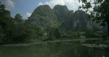 trang un scène avec l'eau et des îlots, vietnam video
