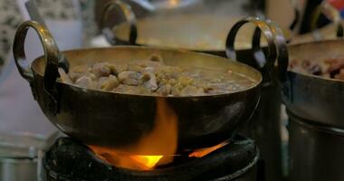 en abierto fuego en calderos Cocinando este asiático cocina video