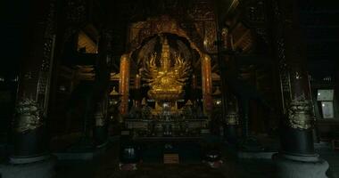 altar con quan a.m bronce estatua en bai dinh templo, Vietnam video